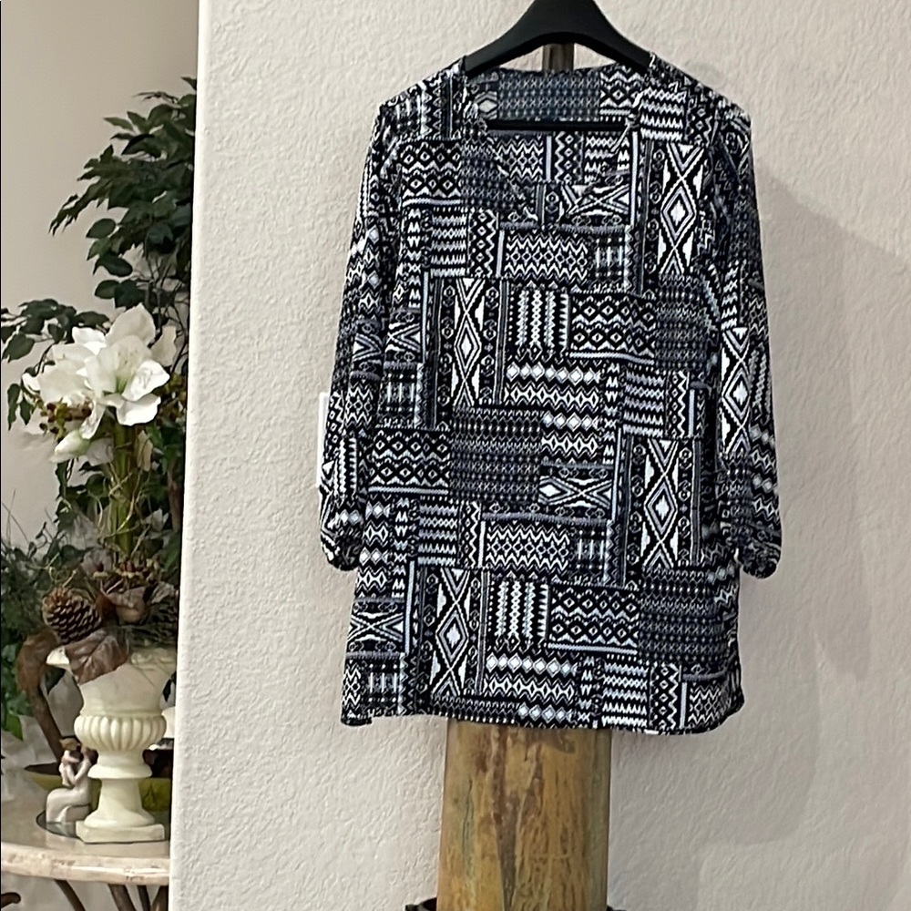 Black and White Graphic Boxy Blouse V Neck NWOT SZ 2XL